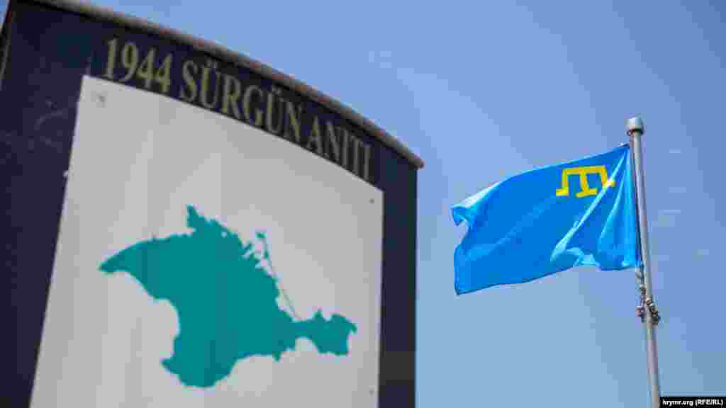 Травень 2018. Кримськотатарський прапор над Стамбулом у Туреччині. Саме турецька діаспора в 1990-х передавала співвітчизникам у Криму свої знання і традиції, пов'язані з національним прапором