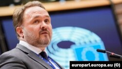 «Сьогодні ми вирішили закрити кран російського газу. Занадто довго наша енергетична залежність шкодила Європі й допомагала Росії. Цього більше не буде», – заявив єврокомісар з енергетики Дан Йоргенсен