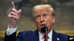 د امريکا ولسمشر ډانلډ ټرمپ د جنورۍ پر ۲۱مه په سپينه ماڼۍ کې وينا کوي.