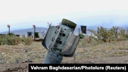 O rachetă neexplodată lângă un cimitir din comuna Ivanîan (Khojaly) în regiunea Nagorno-Karabakh, 1 octombrie 2020