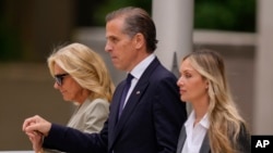 Hunter Biden, cu mama (stânga) și soția, ieșind din sala de judecată după pronunțarea verdictului, la 11 iunie 2024. 