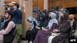 د طالبانو تر واکمنېدو وروسته په سلګونه خبریالانو پاکستان ته پناه وړې ده. پخوانی انځور