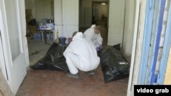 Lucrătorii identifică corpurile militarilor uciși în luptele din jurul orașului Kostiantinivka.