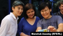 Солдан оңға қарай: Азаматтық белсенді Жанар Секербаева, адвокат Айман Омарова, "Феминита" тобы негізін қалаушылардың бірі Гүлзада Сержан әкімшілік сот ғимаратында. Алматы, 20 тамыз 2018 жыл.
