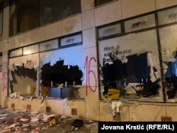 Broj 16 ispisan na prostorijama demolirane Srpske napredne stranke. Šesnaest ljudi poginulo je na Železničkoj stanici u Novom Sadu.