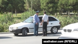 Дорожная проверка, Туркменистан (иллюстрация) 