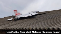 Imagin publicată de Poliția din R. Moldova cu drona căzută pe o locuință.