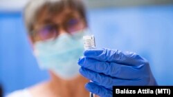 У МОЗ додали, що дітям віком 12+ вводять дві дози по 0,3 мл вакцини Comirnaty/Pfizer-BioNTech з інтервалом у 21-28 днів