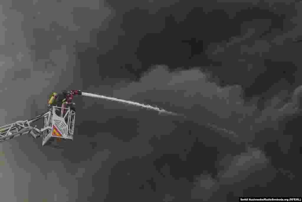 Гасіння пожежі у Києві, що виникла внаслідок російської масованої повітряної атаки. 10 червня 2025 року