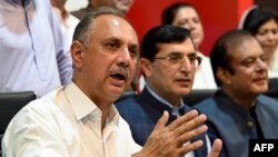 عمر ایوب خان (له کیڼ لوري لومړی)، د تحریک انصاف مشر ګوهر علي خان او شبلي فراز اسلام اباد کې خبري غونډې ته وینا کوي - انځور له ارشیفه. 