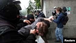 პოლიციამ პარლამენტთან მოქალაქეების დაკავება მას შემდეგ დაიწყო, რაც პარლამენტმა მესამე მოსმენით მიიღო "აგენტების კანონი".