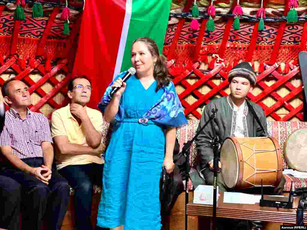 "Алпар"ны тамашачыларга Истанбул татарларының "Идел-Урал" берләшмәсе вәкиле Зилә Нәҗип тәкъдим итте. Ул тамашачылар арасында борынгы төрки көйләрен яратучы төрекләр дә бар дип сөйләде.&nbsp;