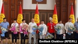 Токио Олимпиадасынан кайтып келген кыргызстандык оюнчулар жана машыктыруучулар. "Манас" аба майданы. Бишкек. 7-август, 2021-жыл.
