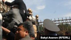 Беспорядки во время митинга оппозиции, Бишкек, 3 октября 2012 года.