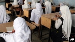 آرشیف - شماری از دانش آموزان دختر