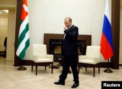 Владимир Путин в ожидании встречи с президентом непризнанной республики Абхазия Раулем Хаджимбой. Новое здание представительского корпуса в Ново-Огарёве. 18 февраля 2016 года