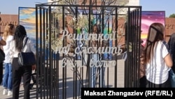 Алия Шагиеванын көркөм нааразылык акциясы. Ала-Тоо аянты, Бишкек. 17-сентябрь, 2021-жыл.