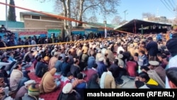 په پاړه چینار کې خلکو په تېرو میاشتو کې څو ځلې د امنیت او لارو پرانیستو لپاره مظاهرې کړې دي - پخوانی انځور. 