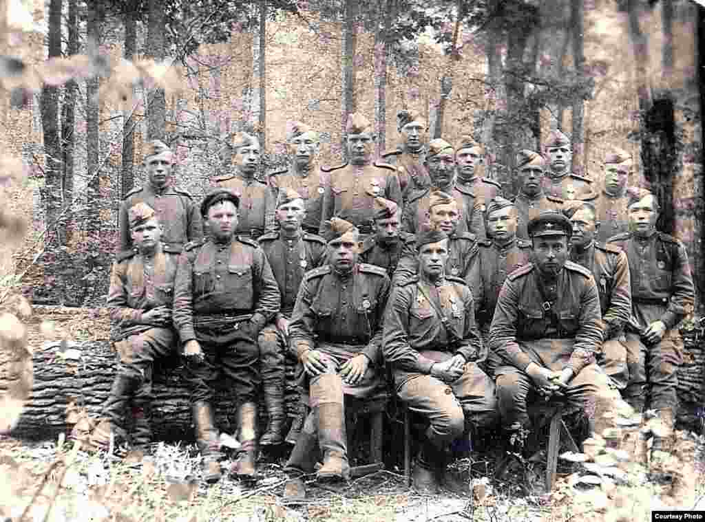 Сүрөттө Молдокан Бримкулов үчүнчү катарда солдон бешинчи. Сүрөт Украинада же Беларуста тартылган деген божомол бар. Сүрөттө "Искра айылы, 1944-жыл, май" деп гана кыска гана маалымат көрсөтүлгөн.&nbsp;