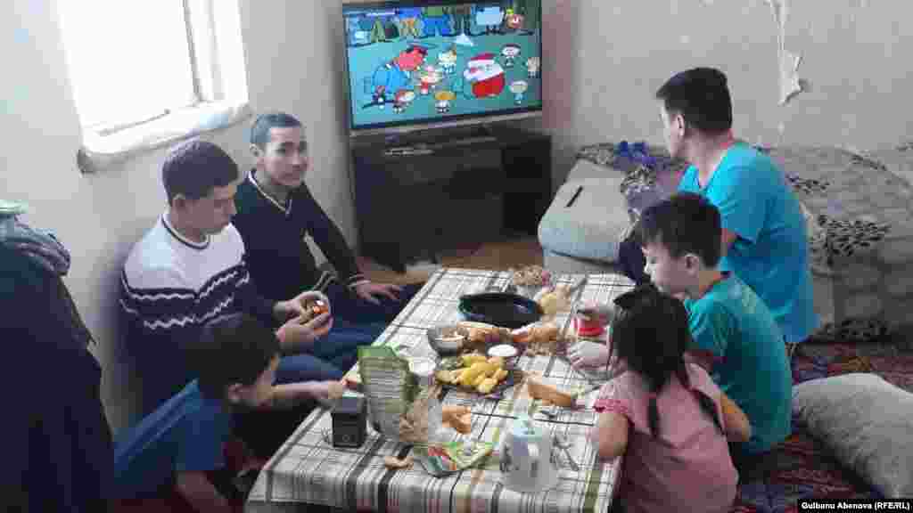 &nbsp;Есіпхановтар отбасының "Май" саяжай қонысында тұрып жатқанына 15 жылдай болған. Олар кейін біртіндеп сатып алатын болып келісіп жалға алған жер теліміне үй салғандарын айтады. Отбасының сөзінше, саяжайдағы үйлерді сүре бастаған соң олармен жасалған жалға алу туралы келісімді бұзған. Есіпхановтар отбасын бұл мекен-жай бойынша уақытша тіркеуге де алмайды.