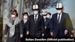 Кыргызстандын президенти Садыр Жапаров, мурдагы президенттер Роза Отунбаева жана Сооронбай Жээнбеков Апрель окуяларынын курмандыктарын эскерүү иш-чарасында, 7-апрель 2021-жыл. 