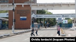 În trei ani, combinatul siderurgic din Galați a trecut de la profit record la datorii record. Soarta lui se decide zilele acestea. Dacă creditorii acceptă planul de restructurare, până la sfârșitul anului personalul e redus cu 15%