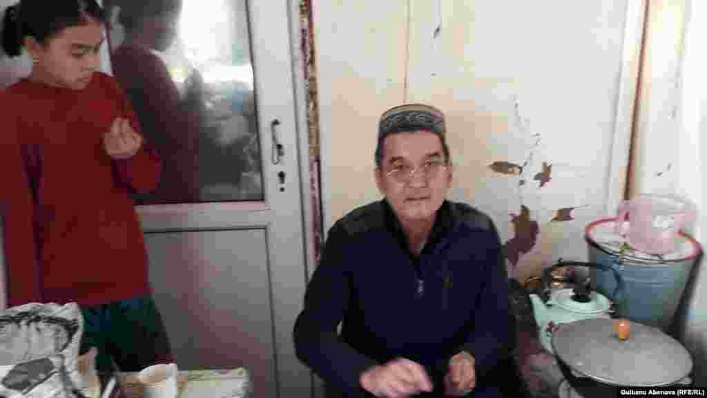 "Май" саяжай қонысында тұратын Мұхамет Машанло өзіне билік ұсынған өтемақымен келіскенін, бірақ кейін ісі сотқа берілгенін айтады. Оның сөзінше, сот шешімінен кейін бес миллион теңгеден астам ақша жылжымайтын мүлік орталығы шотына түскен, бірақ тұрғын ол ақшаны ала алмаған. Ол ақшаға жер телімін сатып алуды жоспарлаған Машанлоның үмітін теңге девальвациясы үзген. Мұхамет Машанлоның бес баласы және төрт немересі бар. Бұл үйде қазір ол әйелімен және бір баласының отбасымен бірге тұрып жатыр.