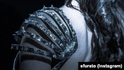 Металеві прикраси та елементи одягу, виготовлені мисткинею з Криму Катериною Тутєровою