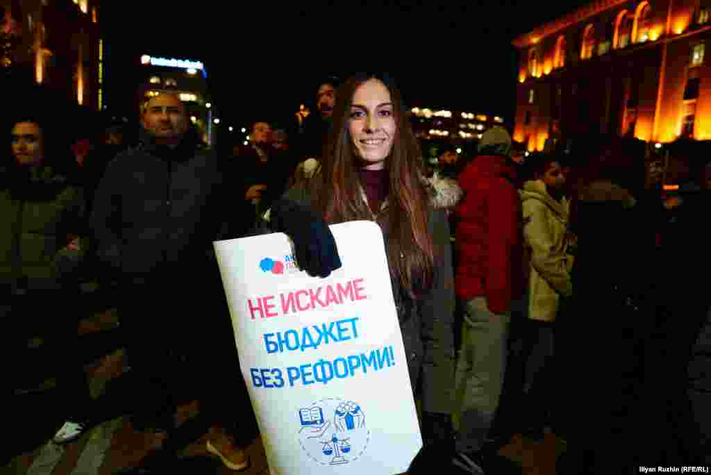Karolina Koleva bila je među demonstrantima."U redu je da doprinosim od vlastite plate ako taj novac ide ljudima kojima je potreban, poput penzionera, majki, nastavnika i za zdravstvenu zaštitu", rekla je. "Ali trenutno će se ovaj (dodatni novac od poreza i socijalnog osiguranja) ponovo potrošiti na bonuse za ljude koji ni na koji način ne doprinose razvoju zemlje."