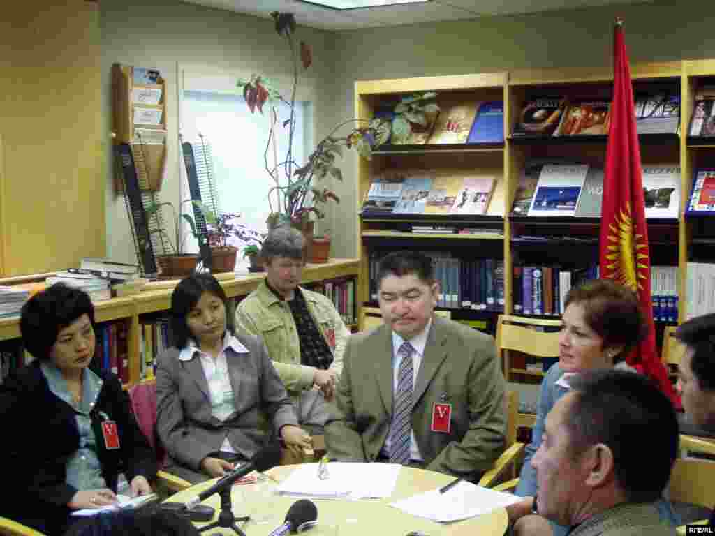 Бюбюкан Досалиева с коллегами из Радио&nbsp;&laquo;Азаттык&raquo; и бывшим послом США в Кыргызстане Мари Йованович.