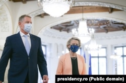 Președinta Comisiei Europene, Ursula von der Leyen, în vizită în România, alături de președintele Klaus Iohannis.