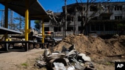 Уламки російської ракети зібрані біля пошкодженої будівлі теплоелектростанції ДТЕК після російської атаки в Україні, 2 травня 2024 року. Фото ілюстративне