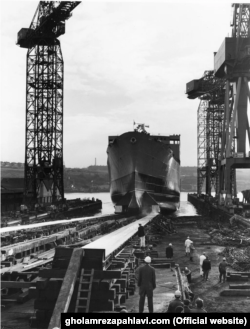 ناو خارک هنگام شناور شدن در نیوکاسل در سال ۱۹۷۷