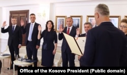 Ish-presidenti i Kosovës, Hashim Thaçi, e ka emëruar Radomir Llabanin (i dyti nga e majta) si gjyqtar të Gjykatës Kushtetuese në gusht të vitit 2018.