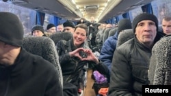 Марыя Калесьнікава і іншыя палітвязьні пасьля вызваленьня і вывазу ва Ўкраіну. 13 сьнежня 2025