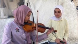 د فلسطین د غزه ښار ماشومان په سندرو او موسیقۍ دردونه هېروي 