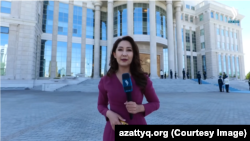 Журналист Айнұр Иманғали ("Жібек жолы" телеарнасынан скриншот)