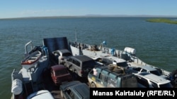 Машины на пароме, циркулирующем по Бухтарминскому водохранилищу, 31 августа 2020 года. 