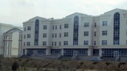 Häkimiýetler jaý wadalaryny gaýtalaýar. Jaý nobatyna ýazylmak üçin 'ýa tanyş, ýa para' gerek