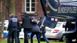 Printre cei arestați se numără un membru declarat persona non grata al unei familii nobiliare din Germania și un cetățean rus. 