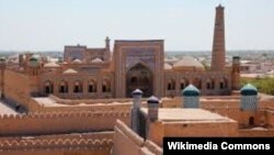 Вид на город Бухару (Узбекистан), через который пролегал Великий шелковый путь.