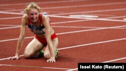 Дарья Маслованын Азиа оюндарында кыз-келиндер арасында 10 миң метрге чуркоодо маарага биринчи келип сүйүнүп жаткан учуру.   Индонезия. 25-август, 2018-жыл 