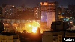 پر کییف د روسیې تر ډرون برید وروسته له سیمې لمبې خېژي - د اپرېل ۲۴مې انځور.