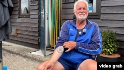 Михайло Совінський демонструє татуювання