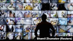 Anul acesta publicul nu a mai avut acces la transmisiunile live din secțiile de vot. Acestea au putut fi monitorizate de Comisia Electorală Centrală (CEC) și de reprezentanții partidelor. În imagine, monitorizarea votului la CEC, în 19 septembrie 2021. 