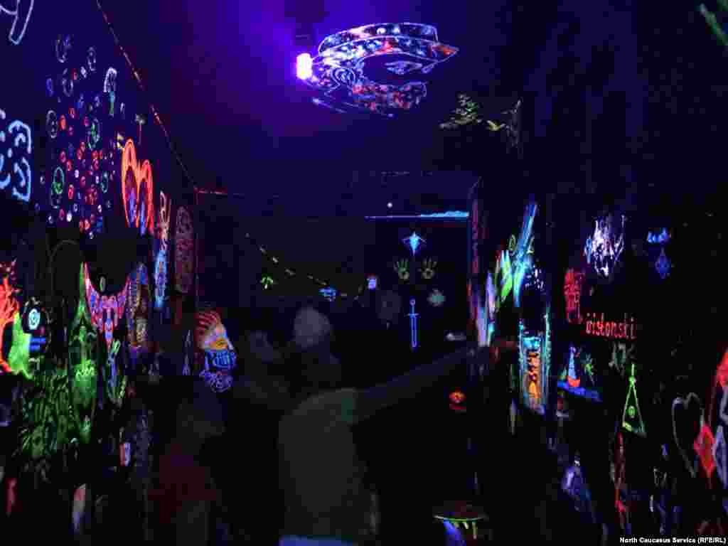 Одно из помещений в "Портале", разрисованное посетителями. На потолке: изображение основоположника осетинской литературы Коста Хетагурова