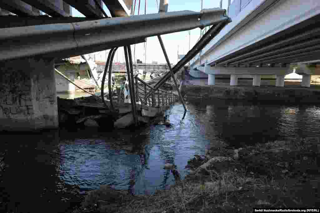Покинутий дитячий візок через переправу біля зруйнованого Романівського мосту.Ліворуч фото від 11 березня 2022, праворуч – березень 2025 року