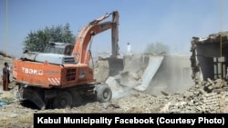شاروالی کابل خانه‌های غیرقانونی در مسیر جاده ۶۰ متره قلعه زمانخان را در محله «بنایی» کابل تخریب کرد.