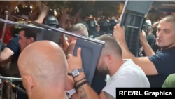 Jovan Kecman ispred prostorija SNS u Novom Sadu 15.08.2025.