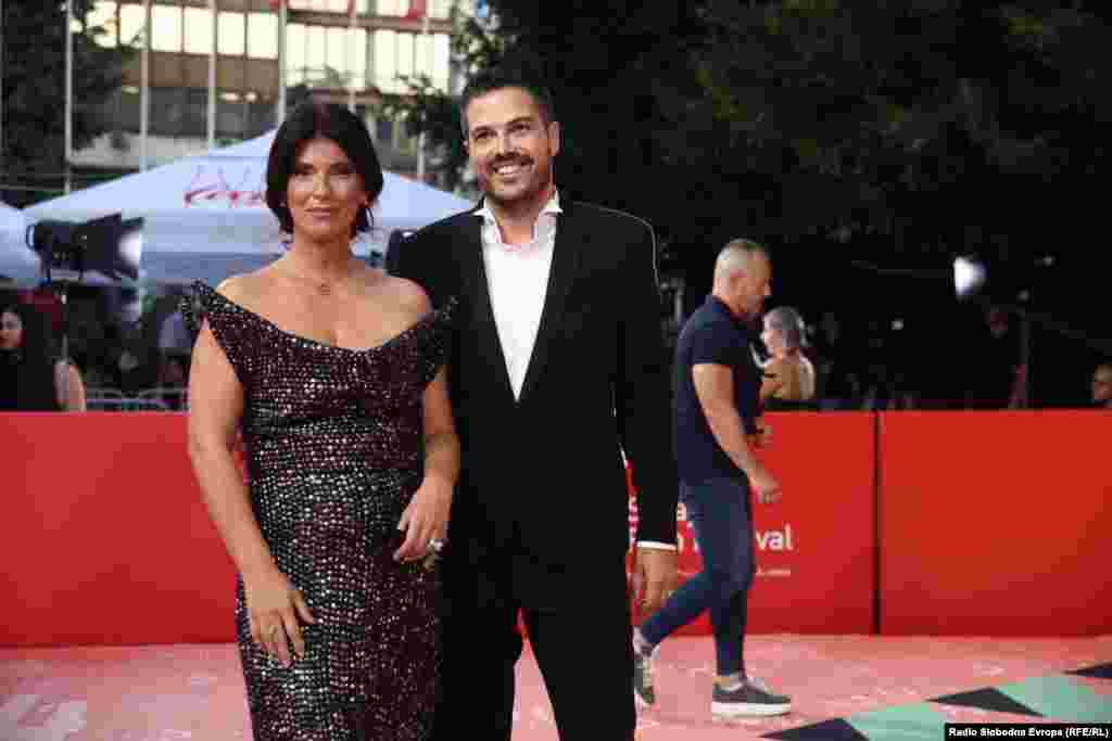 Direktor SFF-a Jovan Marjanović sa suprugom, bh. umjetnicom Šejlom Kamerić. "Živimo u vremenu kada su sukobi, teški zločini, podjele i političke krize svakodnevica. U takvim okolnostima film mora imati snagu – ne može i neće šutjeti", rekao je Marjanović na otvaranju Festivala. Dodao je da film otvara prostor za dijalog i empatiju, te da festival ima obavezu nositi tu misiju.